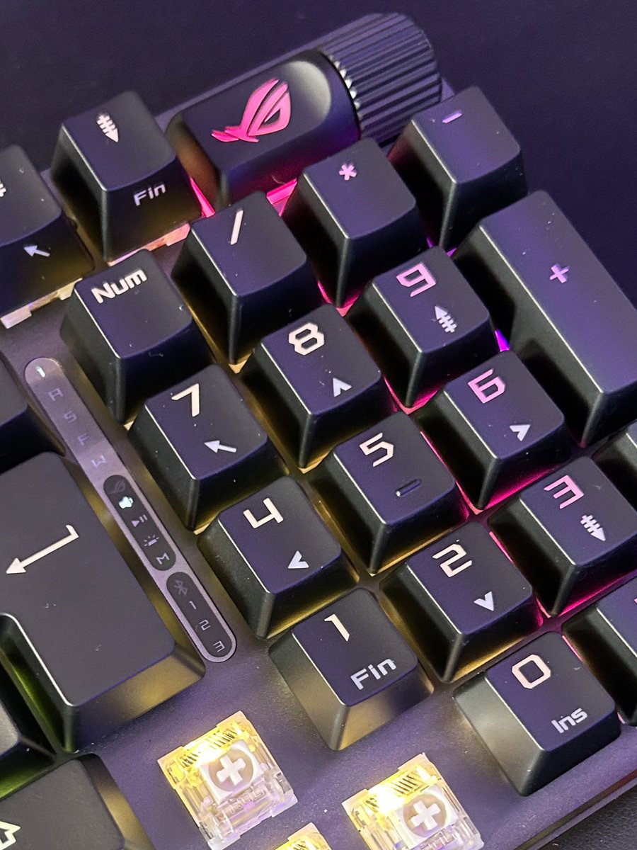 ludotech_off's tweet photo. Quel est le nom de ce nouveau clavier @ASUS_ROG_FR ? 👀👀
#claviergamer #GOAT𓃵 https://t.co/qbMtuLmeqK