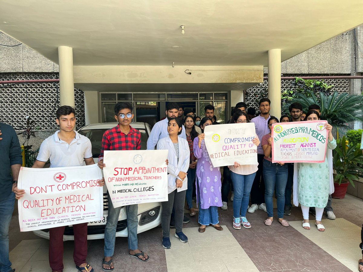 Peaceful protest held at GMC jammu in support of @AIPCMA regarding recruitment of non medical candidates in pre and para clinical branches @AIIMSRDA @FordaIndia @FAIMA_INDIA_ @gmc_rda @DailyExcelsior1 @republic @timesofindia