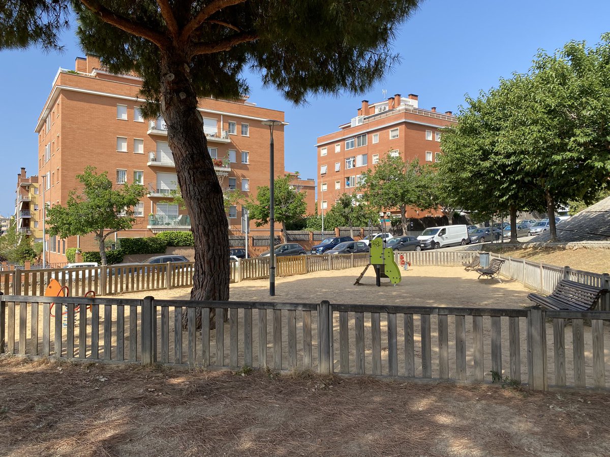 a_lba__'s tweet photo. Això no és un parc infantil. Això és un tancat amb dos gronxadors i un tobogan. https://t.co/gahIbBR83M