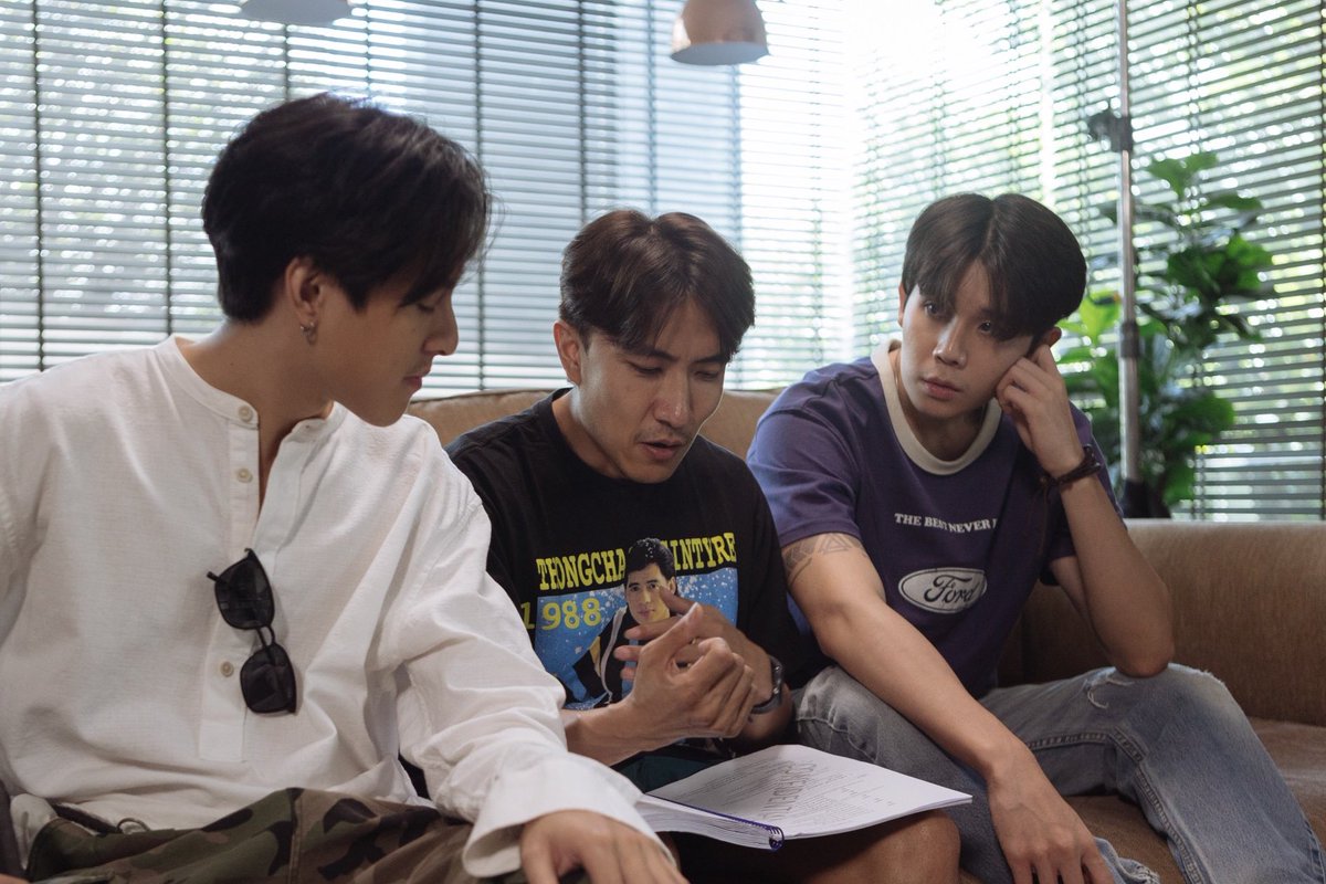 LastTwilightTH's tweet photo. ฉากรวมตัวกันแบบนี้ วางแผนทำอะไรกันอยู่นะ 🤔 

#LastTwilightSeries 
#GMMTV
@jimmyyjp_ @Sea_tawinan @Tpkkrubs @kunchanuj @backaof https://t.co/FHhejNXXjL