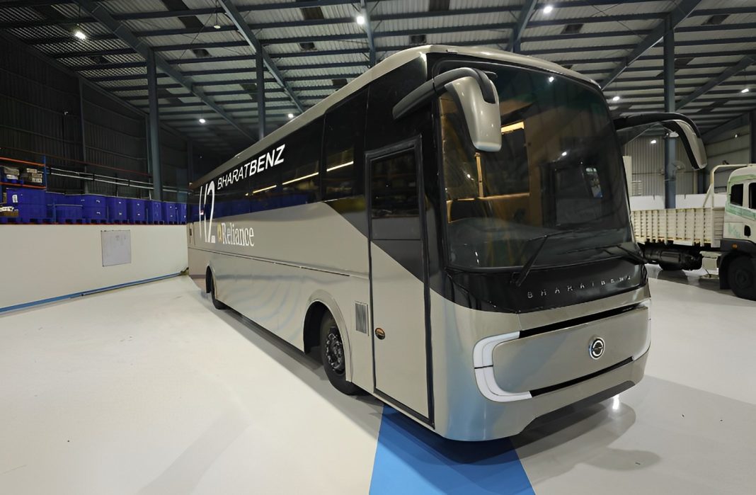IndianTechGuide's tweet photo. India’s first Hydrogen Fuel cell Intercity luxury coach unveiled by BharatBenz &amp; Reliance. It has a range of 400 km. https://t.co/NGNo1B9rYs