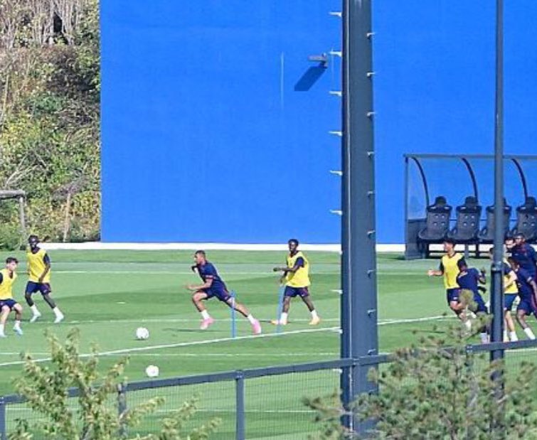 RMadridFrance_'s tweet photo. 🚨 Kylian Mbappé est présent à l'entraînement avec l'équipe des indésirables du PSG. @lequipe https://t.co/yWVYUbCVRV
