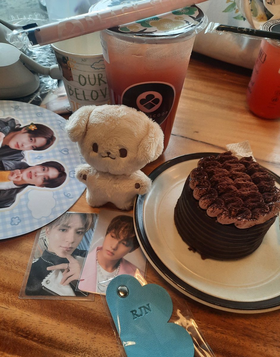 jenocentric_'s tweet photo. happy jenren day!!!! https://t.co/0Ms873P2PE