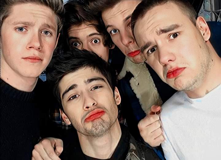BatmanofZayn's tweet photo. I love you with all the strength of my heart thank you for each one of you existing and being light so happy 13 years my boys from the stairs to the big stage of life and the world 
#13YearsOf1D @zaynmalik @Harry_Styles @LiamPayne @Louis_Tomlinson @NiallOfficial https://t.co/YA7Zf8tvVH
