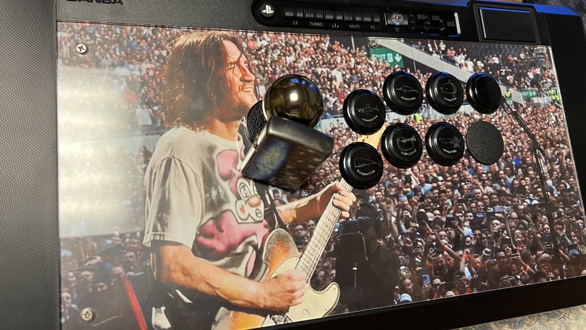 gggccxxn's tweet photo. マリーザに飽き足らずオブシディアン2の天板をジョンフルシアンテに笑
まさかジョンもゲームのコントローラーにされてるなんて思わないだろうなぁ
ジッポ置いてるのは映り込み防止です😏
さ、ランクマしなきゃ
#オブシディアン2
#ジョンフルシアンテ
#obsidian2
#johnfrusciante
#redhotchilipeppers https://t.co/bV4Bengz5C