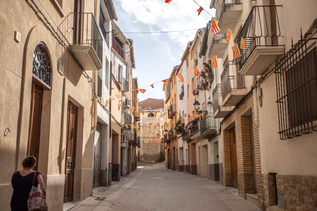 catexperience's tweet photo. A la Torre de l’Espanyol, als peus de la serra del #Tormo, els carrers s’aglutinen al voltant de l’església de Sant Jaume, un temple barroc que presenta una gran portalada que recorda un retaule. És tot un plaer fer-hi un tomb! 😍

ℹ️ https://t.co/38hyQ42Wla

@RiberadEbreTur https://t.co/omSg5qQsF9