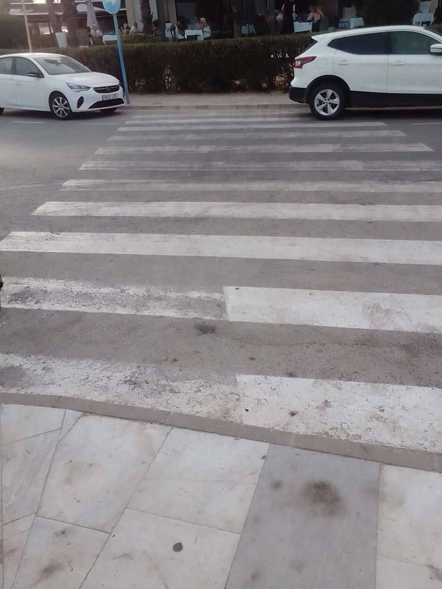 geliyd's tweet photo. @AytoOrihuela @plorihuela Otro año más me quejo de los pasos de peatones de #playasorihuela. Además de ser casi invisibles, son inaceptables para minusválidos con sillas de ruedas y cochecitos de bebé. Algunos tienen 20 cm de alto con jardinerías en medio. Tercermundista. https://t.co/4Ja3zDbD7f