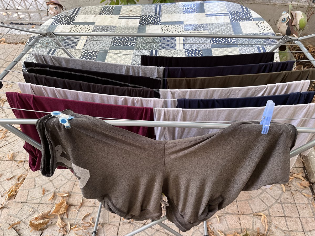 #Λάρισα Για να λέμε και τα καλά του #καυσωνας απλώνεις ρούχα και στο 10λεπτο τα μαζεύεις σε αντίθεση με τον χειμώνα που τα απλώνεις Κυριακή και τα μαζεύεις την άλλη Παρασκευή.