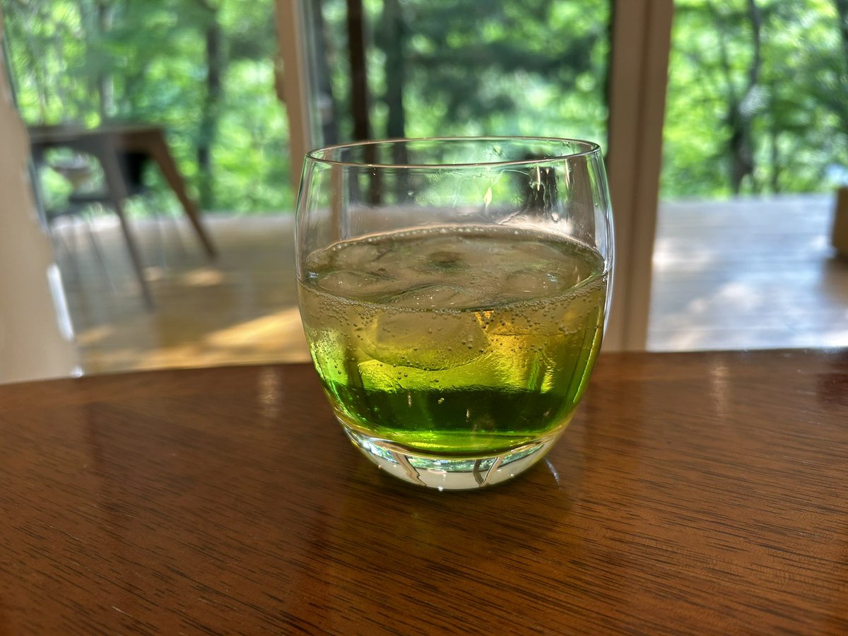 ZundadotWorld's tweet photo. ZUN(JIM)BEAM…いぎなし旨し…🔥
炭酸で割っでずんだシロップを小さじいっぱいほど🤢キレイなミドリ✨
ずんカグデル楽しむ夏にしましょうっ♬ https://t.co/yhPwQiLUtK