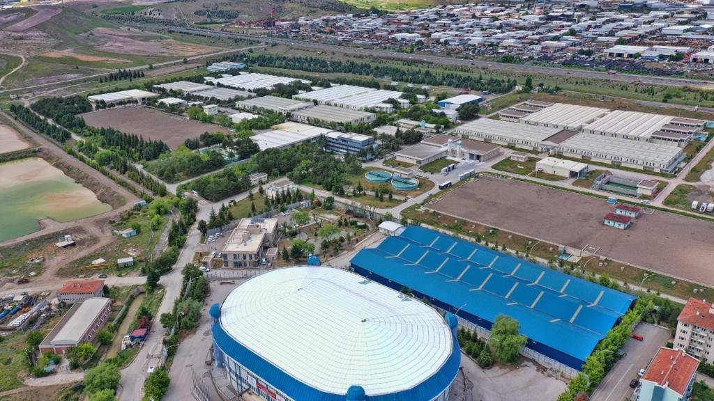 mansuryavas06's tweet photo. Musluklarınızdan akan suyu gönül rahatlığıyla tüketebilirsiniz.

Ankara'nın 1.112 noktasından aldığımız su numuneleriyle şehir şebeke suyunu devamlı kontrol altında tutuyoruz.

Arazi, bağ, bahçe sulanması sebebiyle üst kotlarda yaşanan su sıkıntısının önüne geçmek adına, suyumuzu tasarruflu kullanmanızı önemle hatırlatırım.
