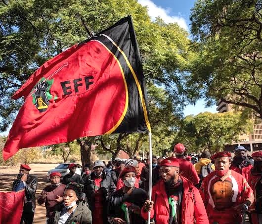 ISephara's tweet image. I have never seen or heard EFF members or supporters applaud the work that is being done by Xolani on #Sizokthola
After all their CIC once said "We are Nigerian, Nigerians are us" in defiance of a call to mass deport Nigerians &amp;amp; raid areas like Sunnyside.
EFF is always against SA