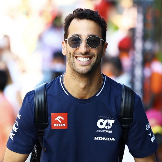 RT @formulayna: Good morning boys and girls, Daniel Ricciardo is racing today. https://t.co/ANoiCdFGuE