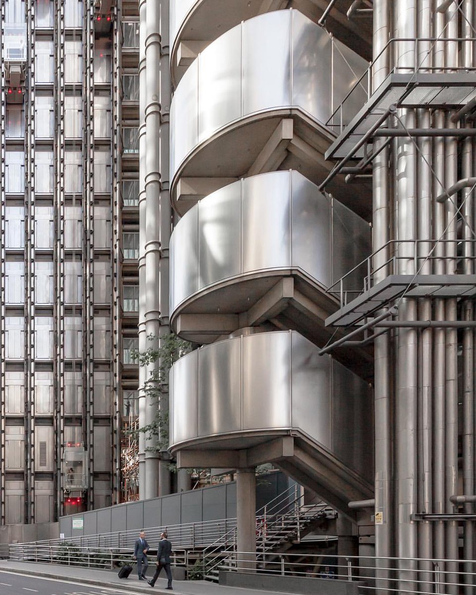 A close up look at the Lloyd’s building in London. 👀 Completed in 1986 by Richard Rogers and Partners, it is distinguished by its radical inside-out aesthetic. Rogers, the pioneering architect best known for his iconic structures, was born #onthisday in 1933. 📸 @lerichti