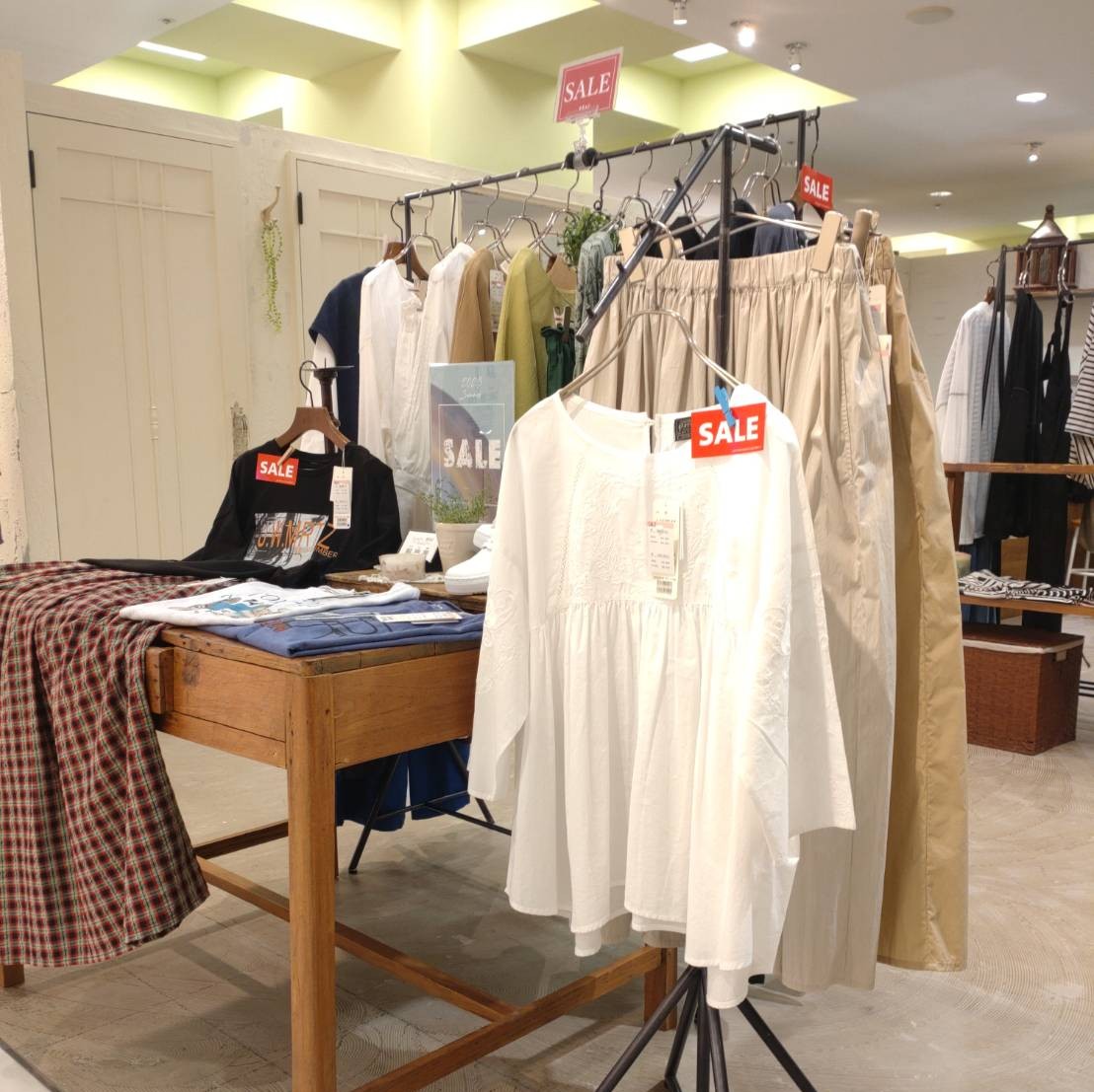 REAC_'s tweet photo. みなさんこんにちは🍉
REAC静岡店、パルコブログ更新しました！
ぜひチェックしてみて下さい☟
https://t.co/IfPswUA6x5
#REAC #レアック #セール #SALE #夏物セール #クリアランスセール #大人カジュアル #大人コーデ #再値下げ #ナチュラル https://t.co/F7WzSQZmYy