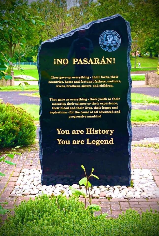El Ayuntamiento de North Lanarkshire, Escocia, iza la bandera republicana en honor a sus 11 voluntarios antifascistas que murieron luchando por defender la II República y el avance del fascismo en Europa.

Honor y gloria eterna a todos los antifascistas🌹✊💜