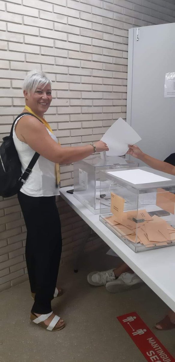 ErcAlcanar's tweet photo. La regidora I candidata al congrés @TxellUllsu exerceix el dret a vot. #DefensaCatalunya https://t.co/4QkwE6dqgF
