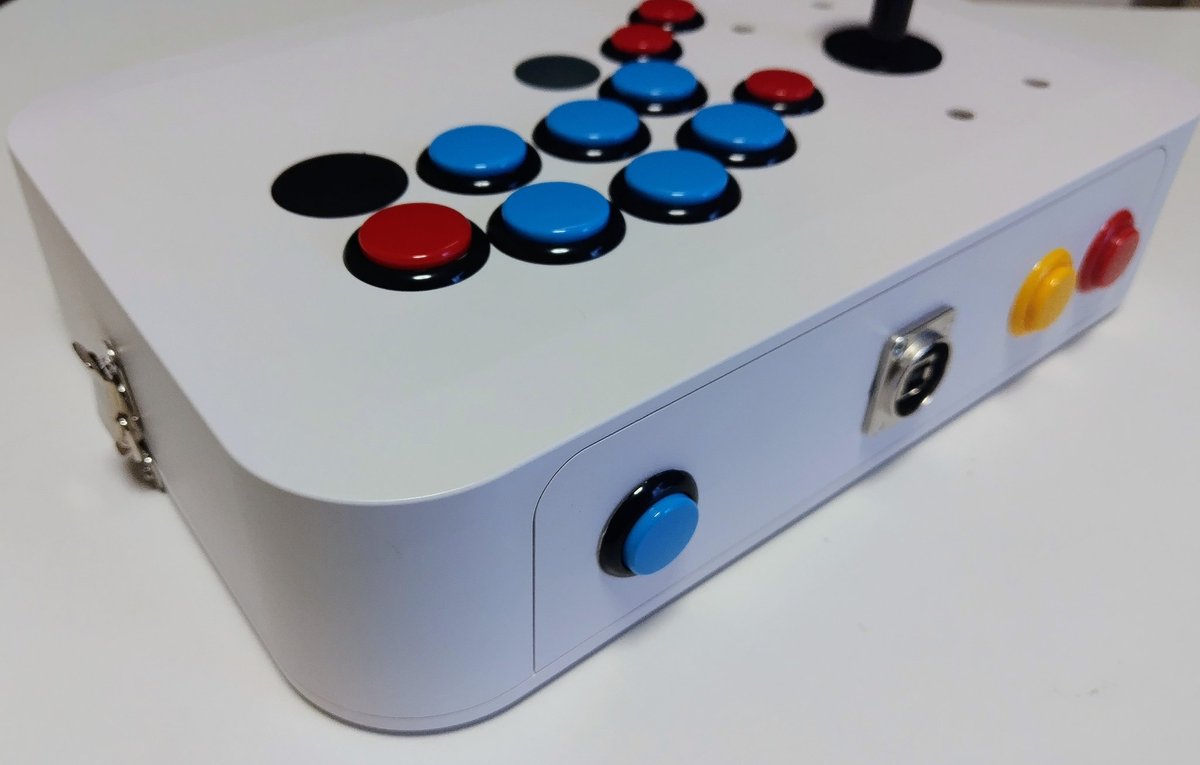 スト6用自作アケコン完成 ボタンはカプコンのステイタス筐体を意識