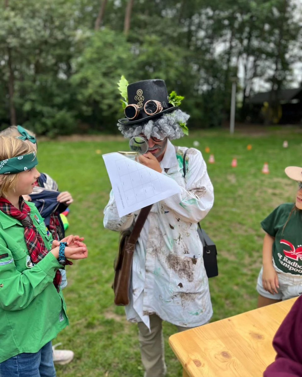 Gister kregen de #kabouters bezoek van Dr. Swingelstein en deden we een dierenbingo om kennis te maken met de jungle. 
Vanochtend zijn we begonnen met de welbekende ochtendroutine, namelijk corvee en invlechten! #zoka23