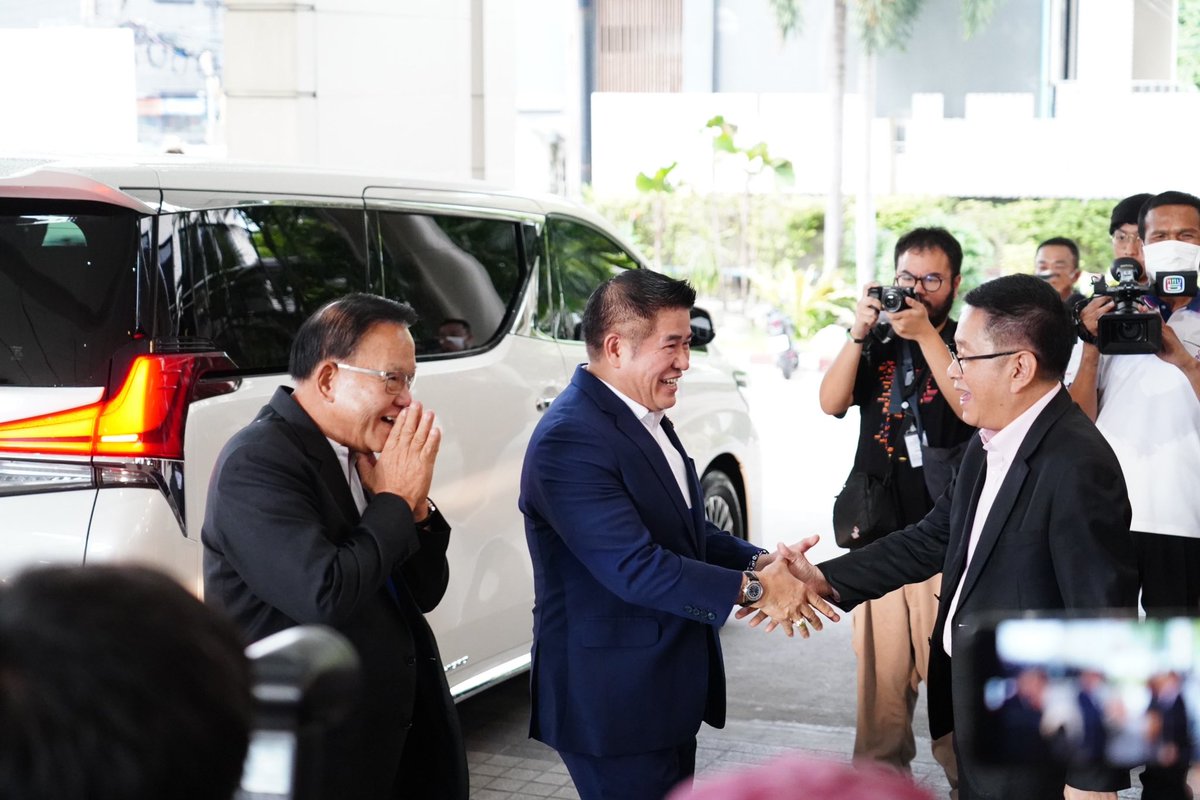 Sun_Paisan's tweet photo. ธรรมนัส-สันติ ในนาทพลังประชารัฐถึงพรรคเพื่อไทยแล้วครับ

 #จัดตั้งรัฐบาล https://t.co/vFMOCPhzac