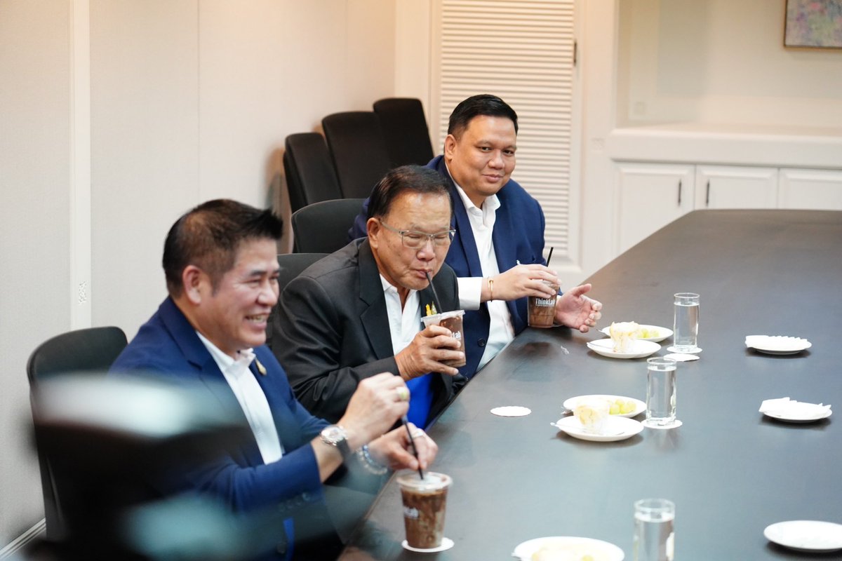 Sun_Paisan's tweet photo. ธรรมนัส-สันติ ในนาทพลังประชารัฐถึงพรรคเพื่อไทยแล้วครับ

 #จัดตั้งรัฐบาล https://t.co/vFMOCPhzac