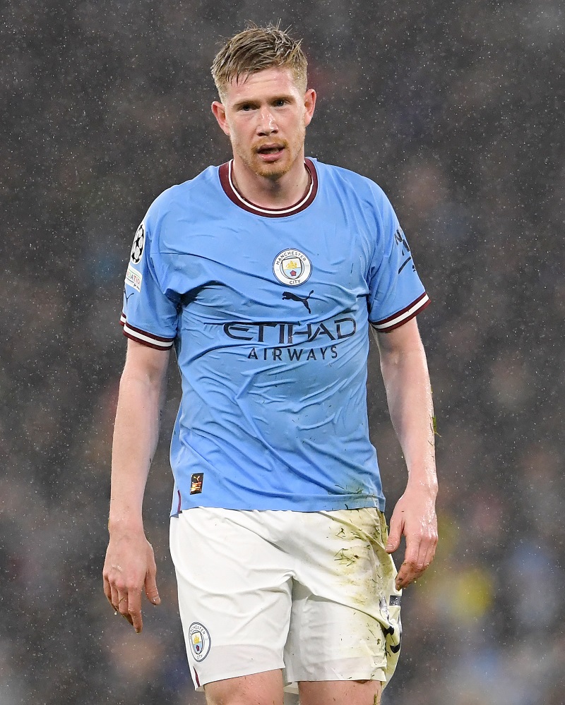 LMDFoot_'s tweet photo. De Bruyne : "À 14 ans, j'ai quitté mes parents pour intégrer le centre de formation de Genk. La première année, je me suis retrouvé dans un grand internat, où tu dors avec tout le monde. Heureusement, la deuxième année, j'étais dans une famille d'accueil. Mais les choses ne sont pas passées comme prévu. Je suis quelqu'un qui est bien tout seul, je suis du genre timide. Je pensais que tout allait bien, à la fin de l'année, tout allait bien. Mes parents d'accueil n'ont jamais dû aller à l'école pour des problèmes, scolaires ou disciplinaires. Donc à la fin de la saison, je fais ma valise et je dis au revoir à ma famille d'accueil qui me répond "on se revoit après les vacances, profite bien de ton été".

Puis un jour, je rentre chez moi et mes parents étaient tristes, ils pleuraient. Je leur ai demandé "qu'est-ce qui ne va pas ?", et là ils m'ont dit que ma famille d'accueil ne voulait plus de moi. Je leur ai demandé pourquoi et ils m'ont répondu que c'était à cause de ma façon d'être. Je ne comprenais pas. "Tu es difficile à cerner, tu es très calme. Tu as du mal à interagir avec les enfants présents sur place. Ils te trouvent juste difficile". Ce n'est pas agréable d'entendre ça quand tu as 15 ou 16 ans.

Je me suis senti abandonné. Je me rappelle avoir vu ma mère beaucoup pleurer et il y a des mots qui sont restés en moi pour toujours : ils ne me voulaient pas pour "être qui j'étais". Ce jour-là, j'ai tapé le ballon contre un mur pendant des heures. Je me suis dit que tout allait bien se passer, et que dans quelques mois je serais en équipe première et que je ne connaîtrais plus l'échec.

Quand je suis revenu au club après l'été, j'étais dans l'équipe B et j'ai dit à mes parents que dans deux mois je serai en équipe première. Je me suis entraîné comme un fou, j'avais le feu en moi. C'était comme si j'étais devenu fou. Je me rappelle qu'on jouait un vendredi soir, j'étais remplaçant et je suis entré en deuxième mi-temps... j'étais hors de moi et j'ai marqué cinq buts. Ce jour-là a changé mon histoire dans le club et j'ai intégré l'équipe première.

Un jour, mon ancienne famille d'accueil a appelé mes parents et est venue me voir en faisant comme si tout cela n'était qu'un malentendu... Je leur ai dit : "Non, vous m'avez jeté à la poubelle. Maintenant cela se passe bien pour moi et vous voulez que je revienne ?". Mais je crois que j'aurais dû les remercier au final. Cette horrible expérience a été le moteur de ma carrière".