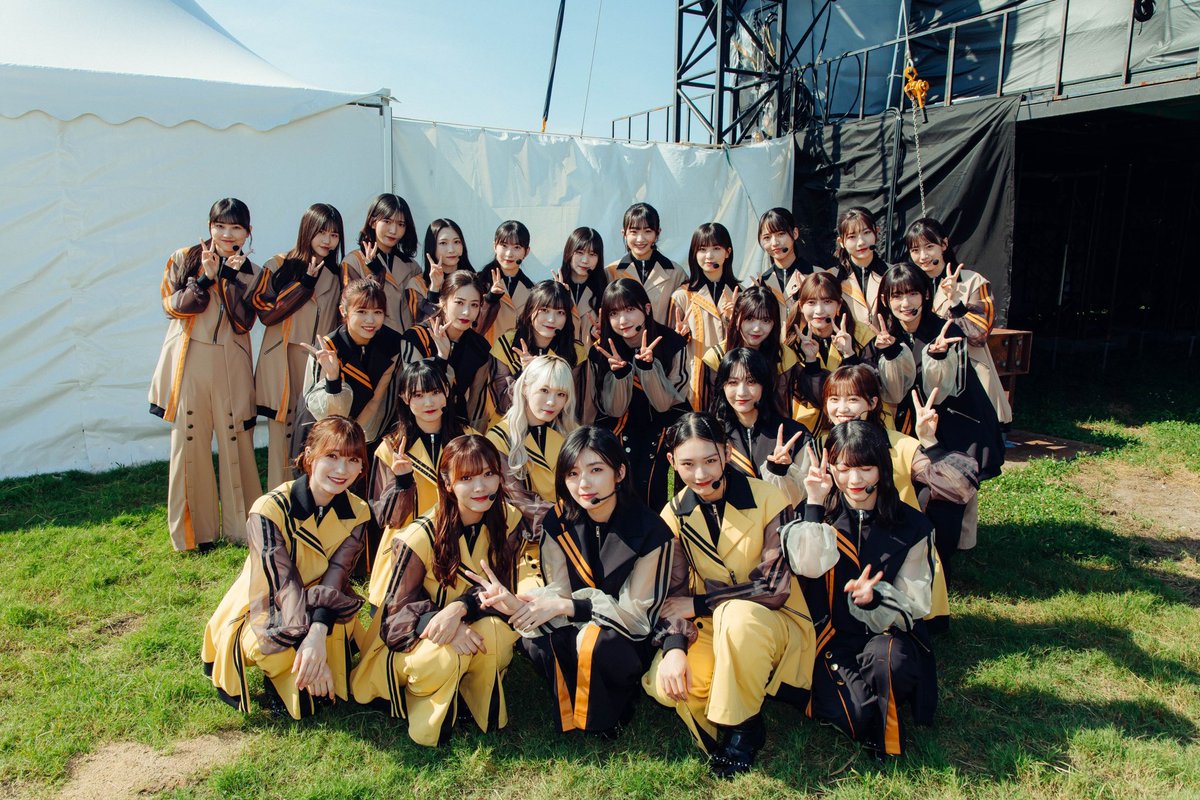 sakurazaka46's tweet photo. 「OSAKA GIGANTIC MUSIC FESTIVAL 2023」に出演させて頂きありがとうございました！🌸🌴

また、披露した楽曲のプレイリストを公開いたしました🎧

引き続きイベントもお楽しみ下さい✨

#ジャイガ
#櫻坂46
https://t.co/ohz9PP7wAb https://t.co/sXNbMKfKGo