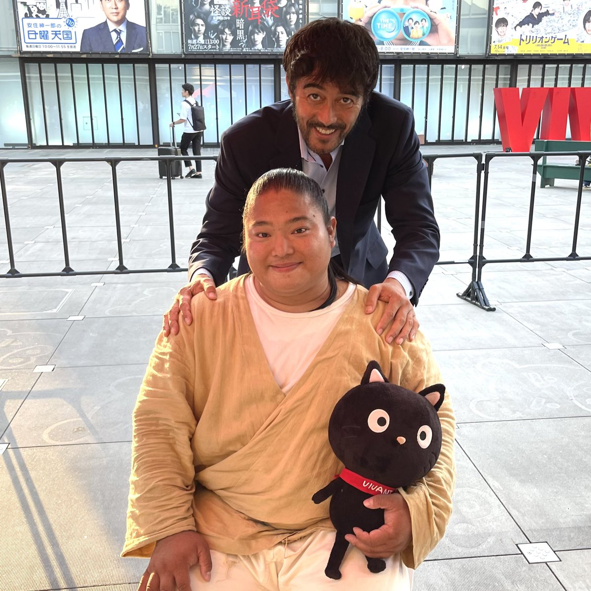 TBS_VIVANT's tweet photo. ＼放送まであと2時間半⏰！／

まさかの……！！

野崎さん(#阿部寛)さんが、相棒のドラムに突然会いに来てくださいました！！🥁🫶
現場は騒然！！

今夜9時放送の第2話でもこの2人組は大活躍🔥

ドラムの演技も仕事の出来っぷりも
全部野崎さんのお陰です✨

⚫#𝐕𝐈𝐕𝐀𝐍𝐓 第𝟐話 𝟕𝟗分𝐒𝐏🎬️ https://t.co/oSOO4Atovw
