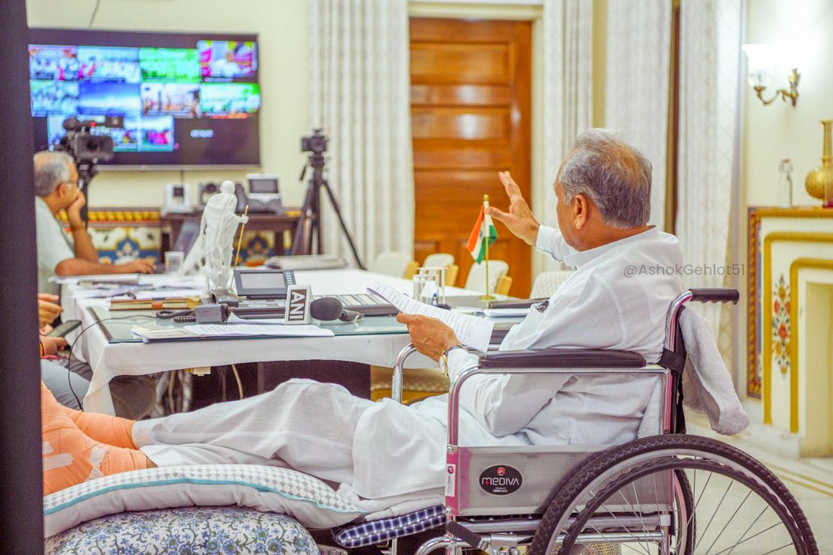 ashokgehlot51's tweet photo. जोधपुर शहर की प्रगति को नई दिशा प्रदान करने हेतु आज वीडियो कॉन्फ्रेंसिंग के माध्यम से विभिन्न विकास कार्यों का लोकार्पण व शिलान्यास किया। https://t.co/7qeqqbNMtJ
