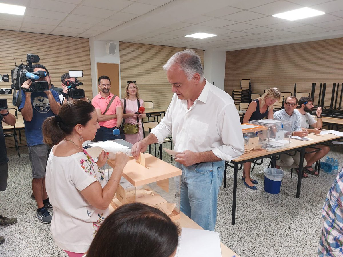 gonzalezpons's tweet photo. Mi reconocimiento a quienes hoy están en las mesas electorales garantizando el proceso democrático. Deseo que los ciudadanos voten en paz y en libertad a quien crean mejor y que, a partir de mañana, los políticos nos pongamos a trabajar todos juntos por el bien de España. https://t.co/4j8LVasGHR