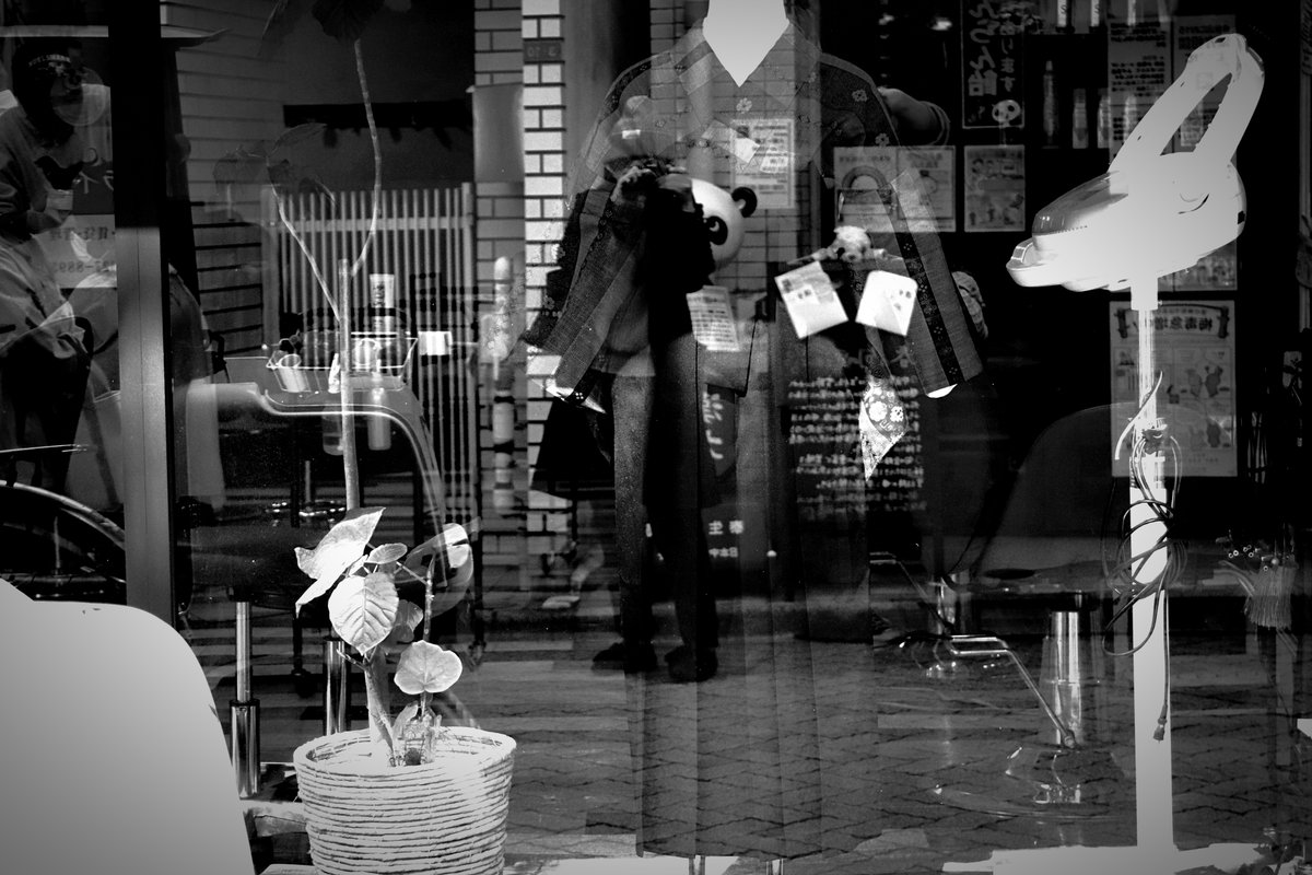 ayako_punk's tweet photo. #写真撮ってる人と繋がりたい #写真好きな人と繫がりたい #キリトリノセカイ #キリトリ世界 #ファインダーの越しの私の世界 #streetphotographerjapan #streetphotography 
#ストリートスナップ #スナップ写真 #ストリートフォト

▼カラーver.も、ぜひこちらからご覧ください
https://t.co/FLBLbXcEyy https://t.co/bvD3vAWxox