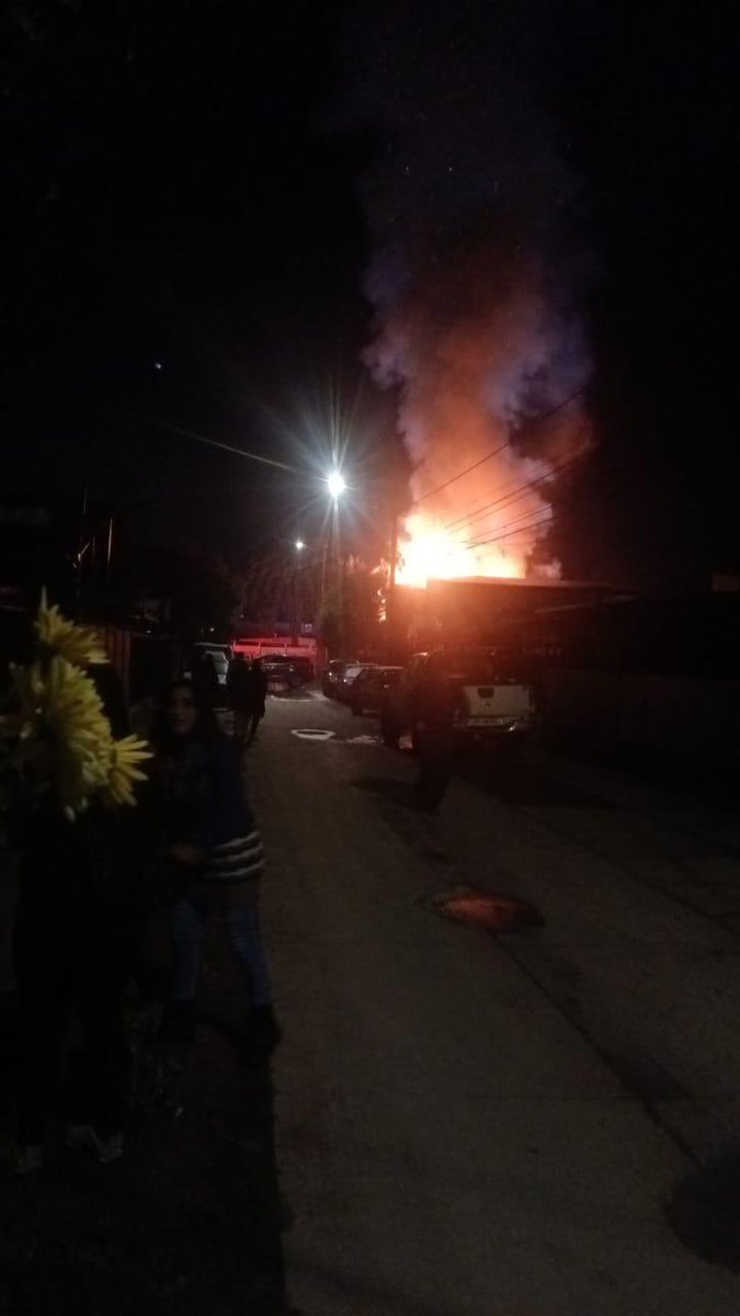 portaldemeli's tweet photo. 🛑🔥🏠#AHORA: Segunda alarma de incendio estructural en vivienda, con peligro de propagación, ubicada en Ignacio Carrera Pinto, Población Padre Demetrio Bravo, #Melipilla. Bomberos se dirige al lugar. En desarrollo #23Julio https://t.co/xa9ZwZjyoK