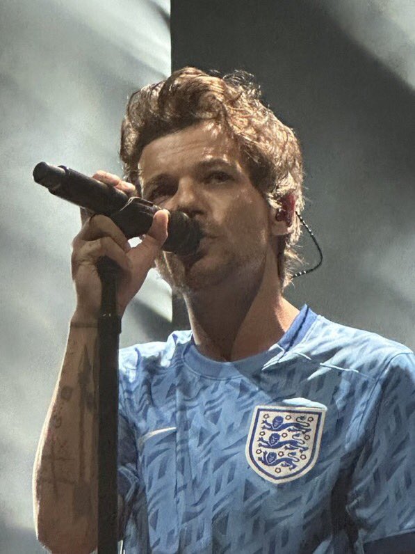 rosieoftb's tweet image. why did nobody talk about the fact that he’s wearing the england women’s team jersey cause it’s the women’s world cup rn 😩