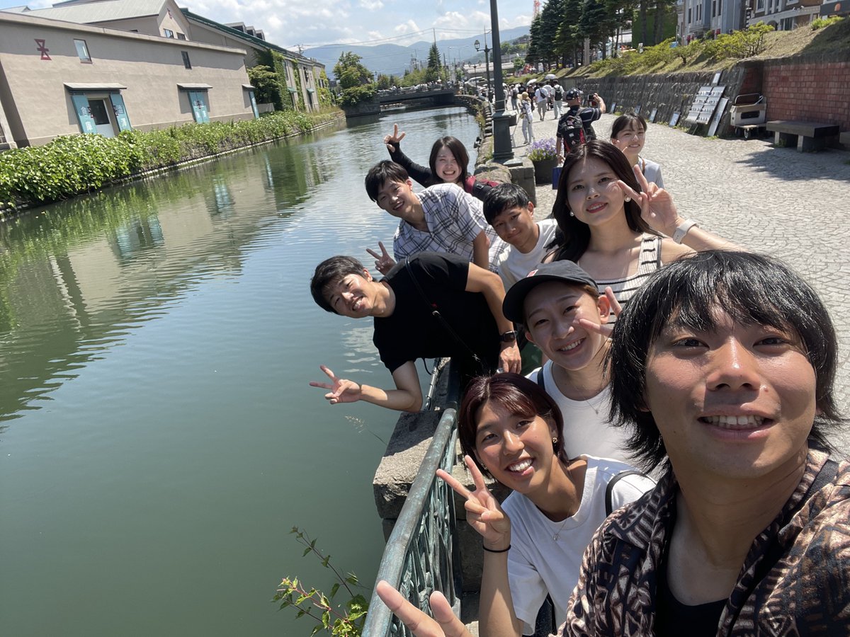 irikuH30enter's tweet photo. こんばんは！
今週末は北海道で東コメがありました！🍚
保健のみんな総合優勝おめでとう！みんな輝いてて最高でした！！✨
同期写真ではジャンプに佑太郎だけとり残されました！取り残されるのは学年だけにしてください！😡

翌日は小樽を観光しました！後輩ちゃんたちと一緒にピース✌️ https://t.co/1dFe51QYMb