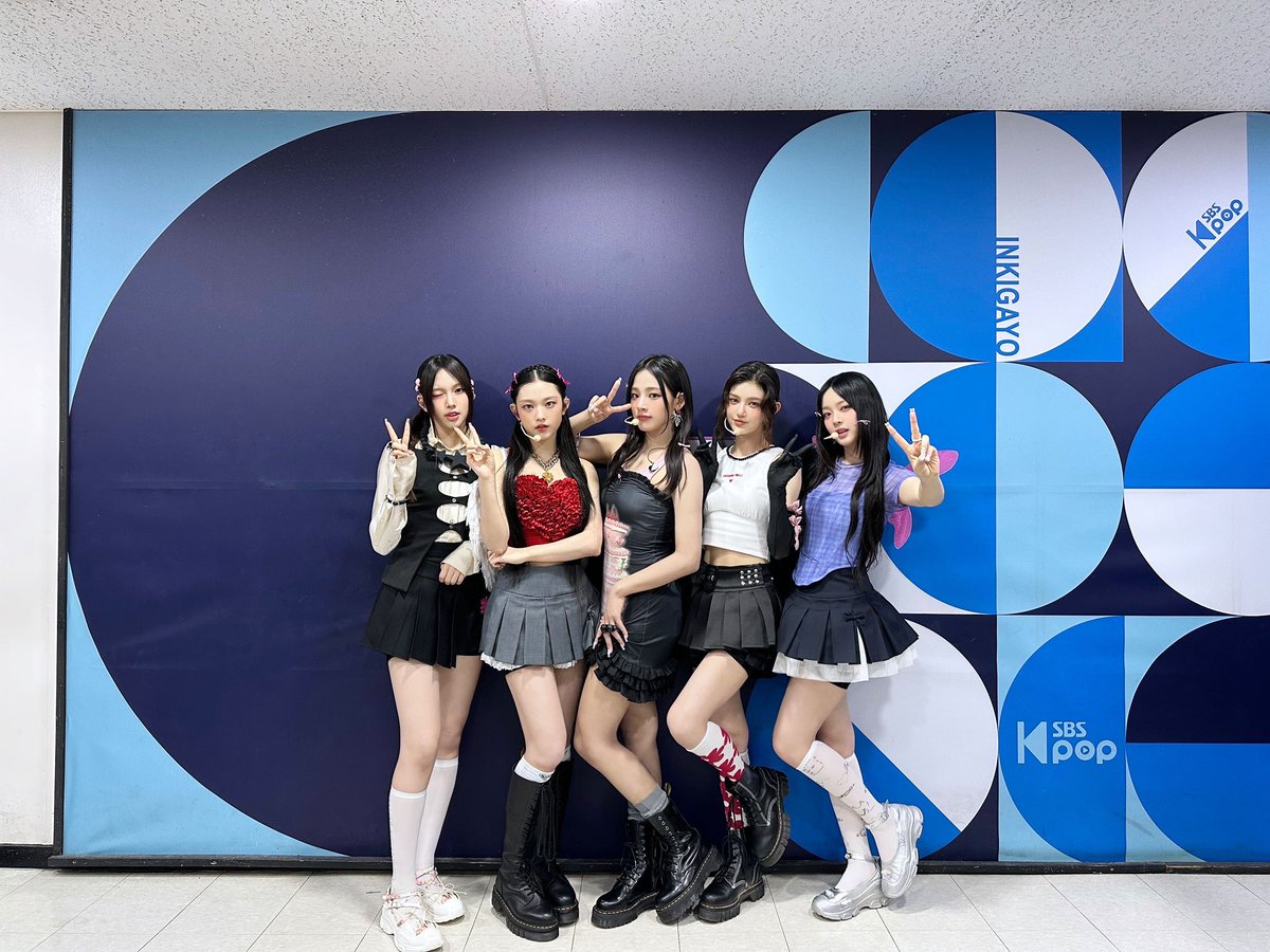 [NewJeans Commentary👀]

Bunnies ✨🐰💞
버니즈 여러분이 주신 응원과 사랑 덕분에 1주년 기념으로 Super Shy 1위를 같이 받게 되었어요!! 너무 너무 감사해요 버니즈~~!! ❣️
진짜 언제나 버니즈분들 앞에서 무대를 할 때 정말 너무 행복하고 오늘 같은 날도 에너지를 정말 많이 받고 가는 것