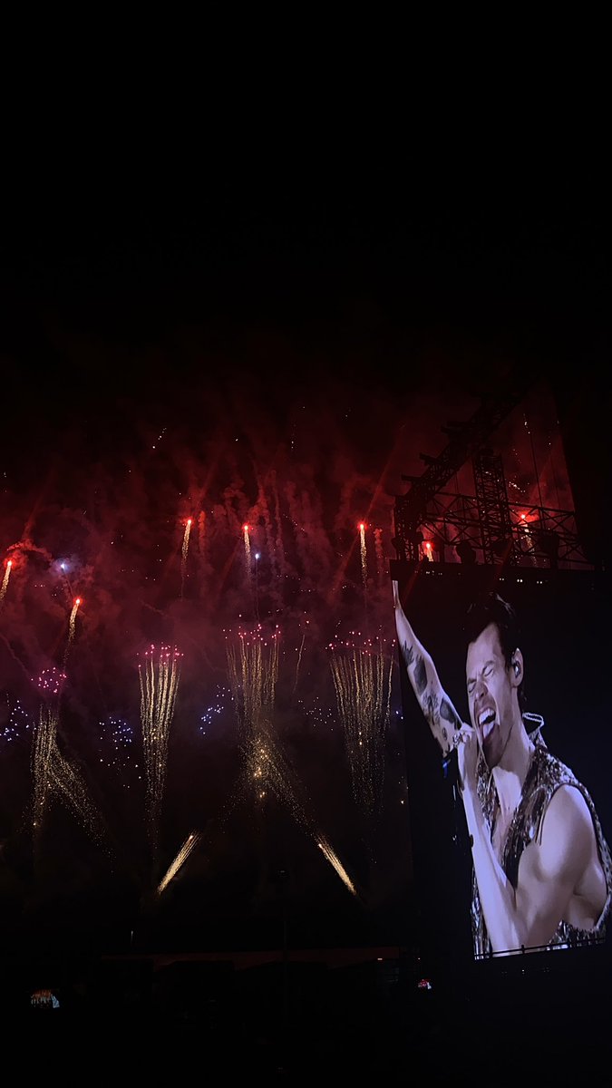 91sgf_'s tweet photo. #LoveOnTour @intothetommoway https://t.co/NWxpiEwWFe