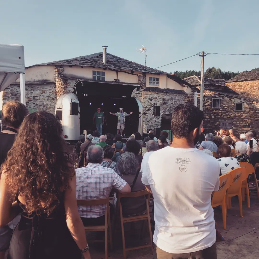 proencialibros's tweet photo. 👏 Que marabilla o Festival de Improvisación Oral #Brindadeira na @APobra

🗣 Regueifa, brindo e bertso da man de excelentes cantantes e mellor xente.

📚 Puxemos libros con @ReikiavikE, @_consonni_ e @AcentralF

Grazas por convidar #LibraríadaProencia
#bertso #regueifa #brindo https://t.co/IVtpWgmS3j