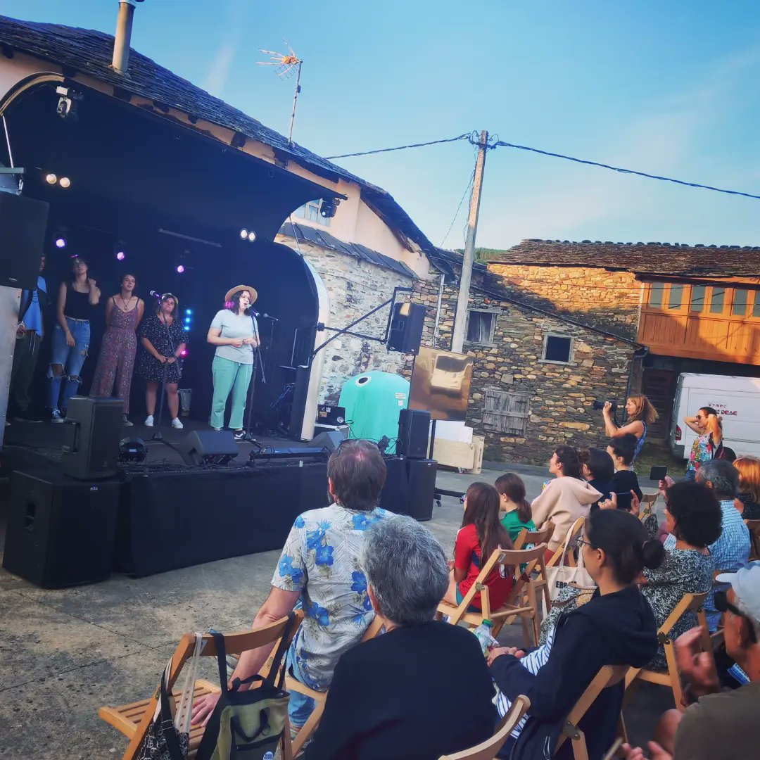 proencialibros's tweet photo. 👏 Que marabilla o Festival de Improvisación Oral #Brindadeira na @APobra

🗣 Regueifa, brindo e bertso da man de excelentes cantantes e mellor xente.

📚 Puxemos libros con @ReikiavikE, @_consonni_ e @AcentralF

Grazas por convidar #LibraríadaProencia
#bertso #regueifa #brindo https://t.co/IVtpWgmS3j