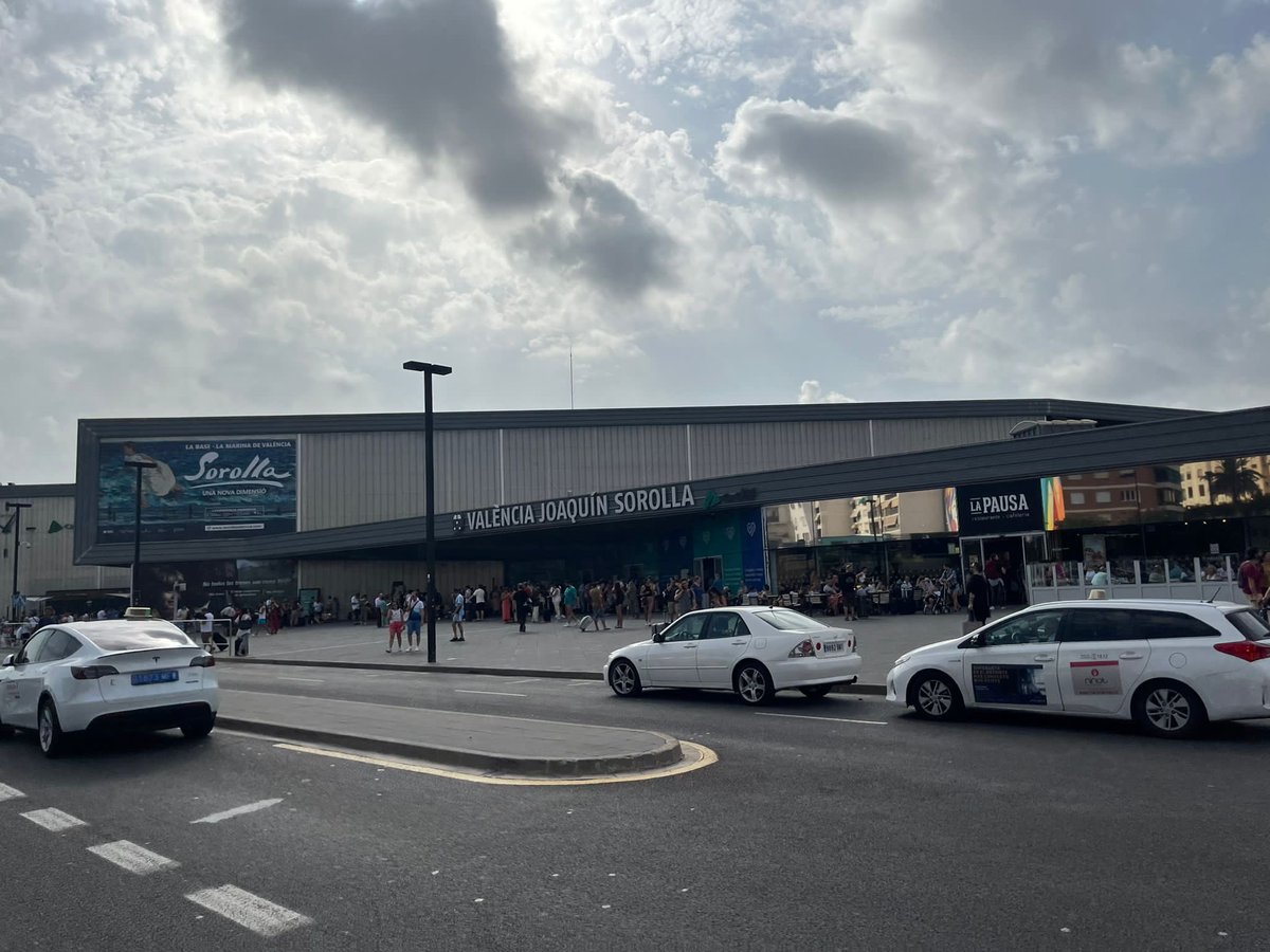 SerranoAlfonso's tweet photo. Así esta ahora mismo la estación de J. Sorolla en Valencia. Que nadie en Madrid se quede sin votar. Por Madrid,  por España, por las futuras generaciones y por los que por culpa de Adif no puedan llegar a Madrid. Vota por todos. https://t.co/tEFUFzl3cF