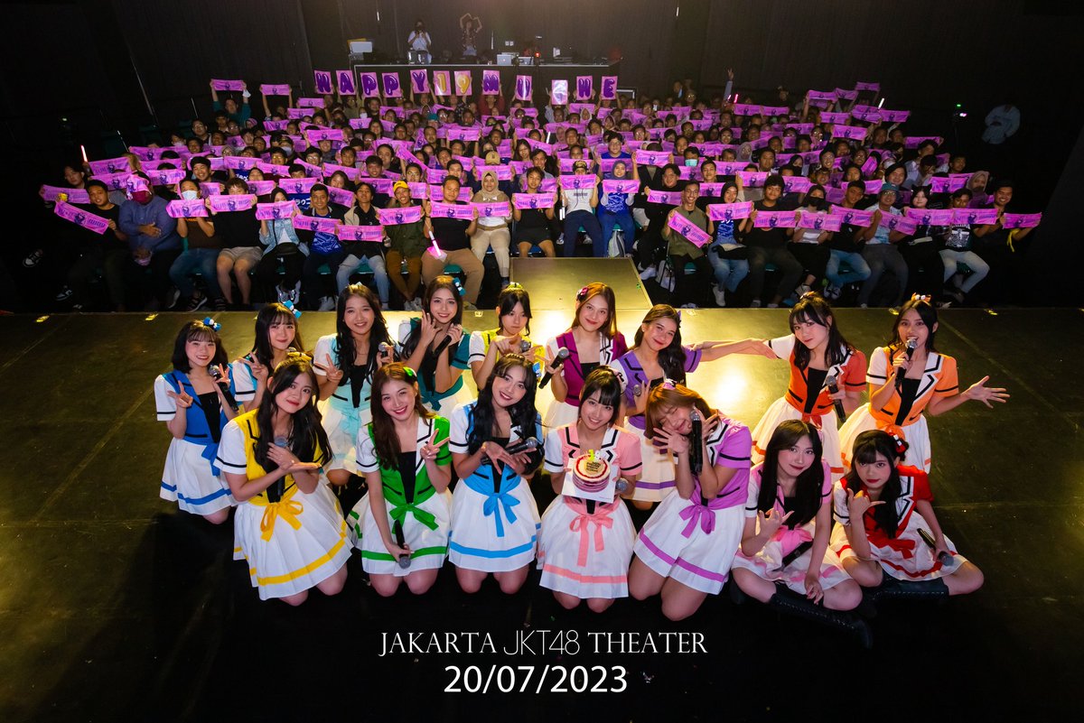 PilanitaAS's tweet photo. Yang berkesan lainny di STS ini adalah projek kecil waktu potbar di theater. HAPPY 19 MUTHE.
Diidein biar pas potbar bagus aja, ternyata kamu bilang lucu dan gemes dan member-member lain jd nosltagic.
Hasil potbarnya bagus, pink-pink sampai ke dalam theater.
#WayToUpgrade https://t.co/hDiOmIJJzL