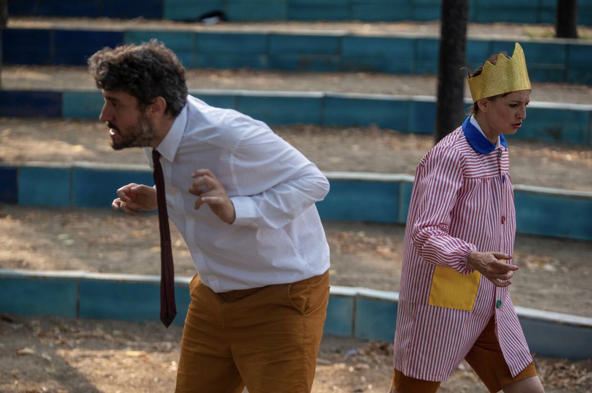 pac_7's tweet photo. Qué lujo para #BCN el regalo de cada verano de @ParkShakespeare en la espiral del parque de la estación del Nord. #RicardIII, veradera adaptación, jovial y clownesca, actual como el bulling y la sororidad. Y clásica como el verso bien dicho y “Mi reino por un caballo”. #teatreros https://t.co/xP9AxhREch