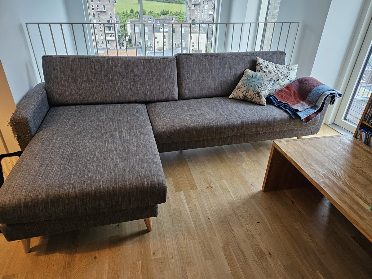 Sofa gives væk. Skal afhentes i Ørestad. I skal selv kunne bære den fra 8. til 7. etage og så med elevatoren ned. Kat har brugt det ene armlæn som kradsebræt, men måske er den fin til et sommerhus eller lign? Sofaen er 3 år gammel.