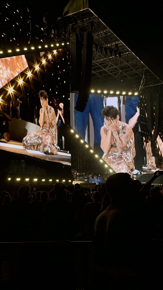 intothetommoway's tweet photo. ci lascio il cuore💌, grazie di tutto harry noi continueremo ad aspettarti qua!….welcome to the final show❤️‍🩹 #LoveOnTour2023 #WelcomeToTheFinalShow #LoveOnTourReggioEmilia https://t.co/YFN1wpAHWL
