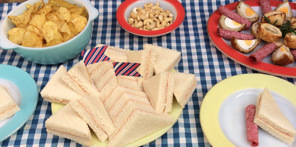 VintageKitchen_'s tweet photo. You can't beat a Scotch egg &amp; salami roll alongside those sarnies for a #retro Sunday buffet.

All served up on our colourful #vintage Pyrex Weardale tableware. https://t.co/UbIS5mQB2V

#ComfortFood #RetroFood https://t.co/JD7thmMg7H