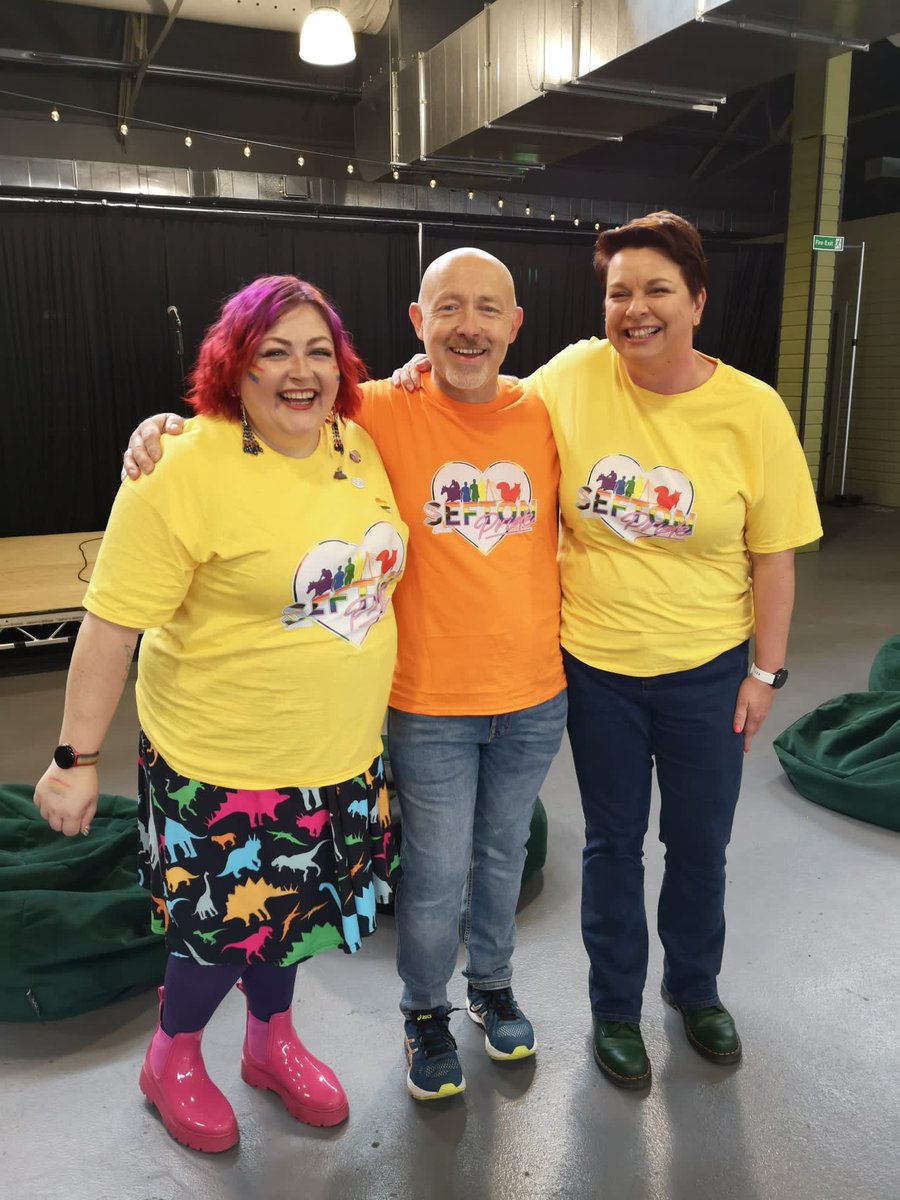 As if it's a week since we had this picture then led our lovely marshalls to the meeting point to find a swelling sea of rainbows and the best vibes! 🏳️‍🌈🕺💃🏳️‍⚧️