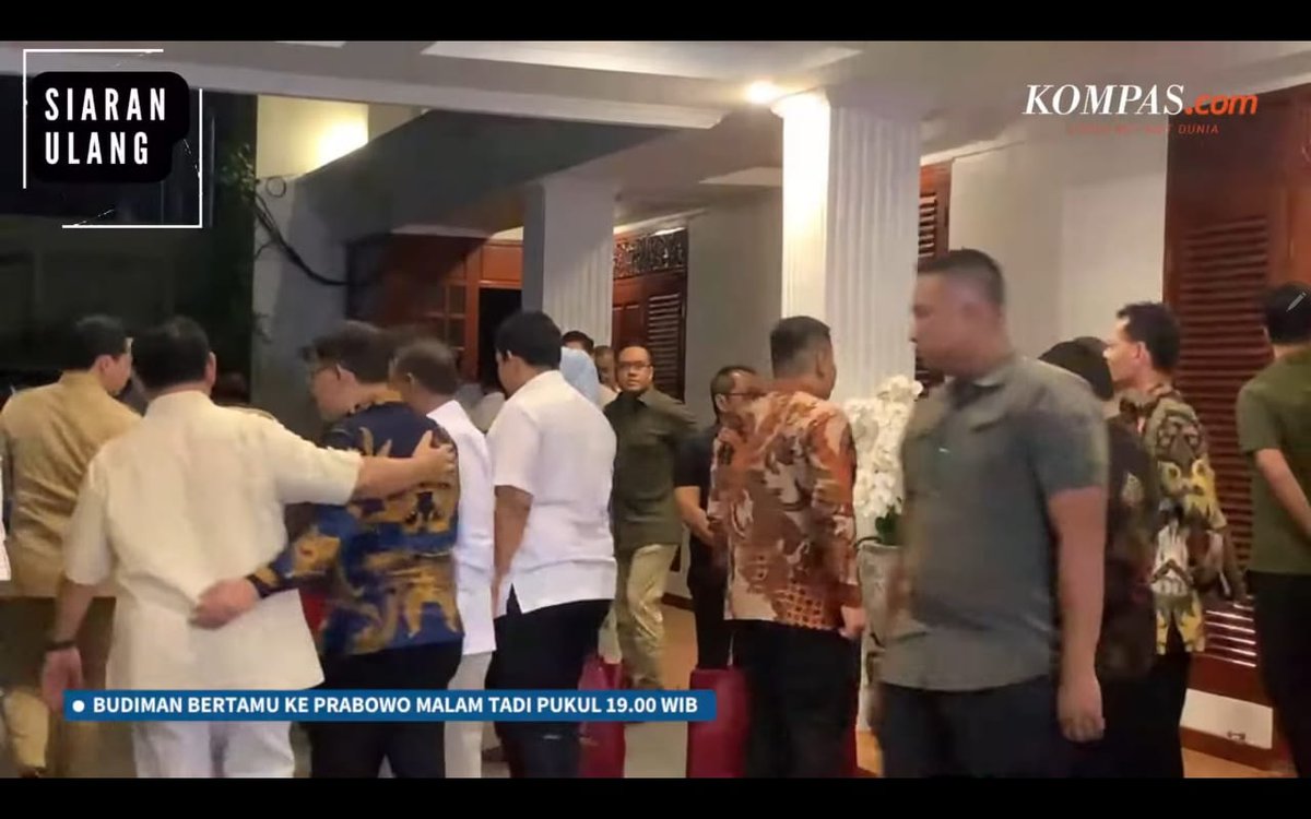 Leonita_Lestari's tweet photo. APAKAH BUDIMAN ADALAH SEORANG GAME CHANGER, MARI KITA TUNGGU..
.
.

Saat PDI Megawati berseteru dengan PDI Soerjadi yang dibekingi pemerintahan Soeharto, anak muda itu merangsek masuk di tengah gelanggang. Dia dan teman - temannya yang tergabung dalam PRD jadi kambing hitam dan lalu divonis bersalah dengan hukuman bervariasi hingga 13 tahun penjara.

Peristiwa itu memantik perlawanan yang jauh lebih besar, Reformasi 98 hingga partai PDI berubah jadi PDI Perjuangan dan memenangkan Pemilu 1999. PDI Perjuangan meluluhlantakkan Golkar yang selalu perkasa selama 6 kali pemilu adalah tentang permainan yang berubah.

Setelah Megawati kalah dengan SBY dalam Pilpres langsung 2004, PDIP memilih menjadi oposisi. PDIP kembali mencari setengah jiwanya yang hilang, mencari jati diri sebagai partai wong cilik.

Dan itu terjawab. Setelah lima tahun pertama menjalani peran oposisi, pada 2009 Budiman Sudjatmiko masuk menjadi anggota DPR RI. Dia mewujudkan mimpi wong cilik menjadi kenyataan. UU Desa adalah buktinya. 

Dengan masuknya Budiman di DPR RI, permainan pun berubah, oposisi tapi punya posisi tawar kuat. Bayangkan saja bagaimana sulitnya berdiri sebagai oposisi tapi diminta untuk bisa menggolkan sebuah UU fenomenal, UU Desa, jelas adalah tentang heroik sebuah kisah.

Itu gak gampang, itu bahkan terdengar mustahil. Butuh kepiawaian diplomasi dan luar biasanya Budiman punya kepiawaian dimaksud. Apakah itu semua bukan tentang dia mampu merubah permainan?

Dan kini, saat ini, ketika sikap pragmatis banyak elit politik terlanjur mengental karena terciptanya banyak kutub pilpres, dia kembali menghentak.

Caranya hadir telah membuat gempa politik. Semua merasakan guncangan itu, semua merasa harus ikut bicara. Tak penting esensial atau tidak….

Pada akhirnya, dalam batas tertentu, dia pantas disebut sebagai seorang game changer. Buktinya, konstelasi perpolitikan di negeri ini pun langsung berubah. 

Yang kemudian marah dan lalu ngamuk, mudah kita tebak adalah para pihak yang dirugikan. Halusinasi berlebihan pada masa depannya tiba - tiba lenyap dan mereka tak tahu harus berbuat apa. 

Seperti ayam berak di sembarang tempat, mereka NGAMUK dan meninggalkan bau busuk isi kepalanya.

Akankah kehadirannya kembali pada kancah penuh kerumitan itu mampu merubah permainan yang ada, mari sama - sama kita lihat saja. Yang jelas, seorang Budiman Sudjatmiko memang bukan kaleng - kaleng.
.
.
.