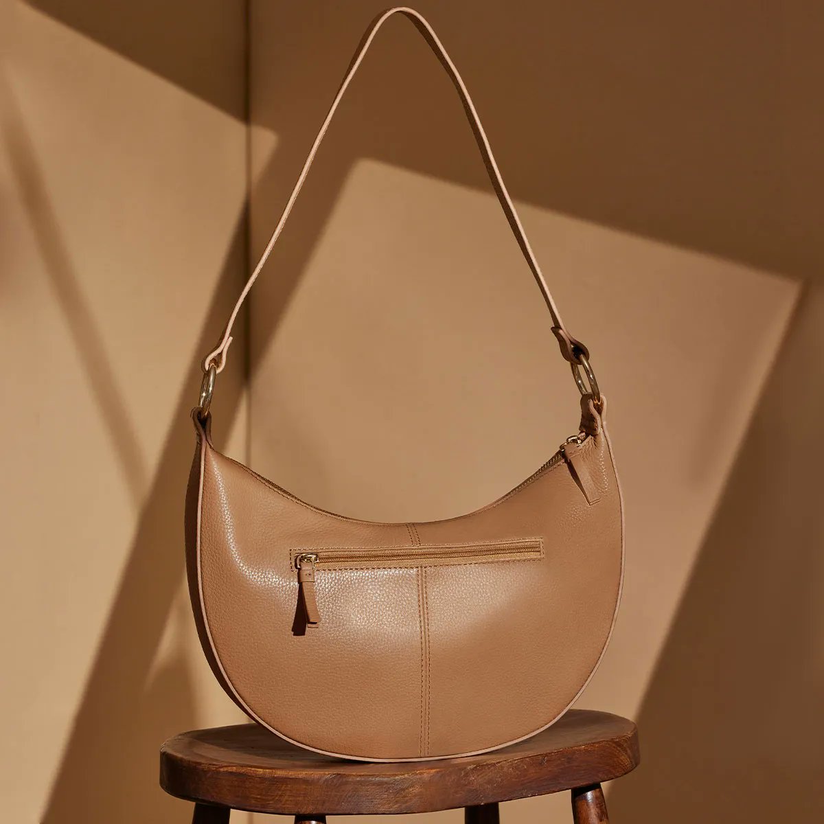 The perfect bag to tie together each look so effortlessly. Take a closer look at our beautiful Leather Shoulder Bag here: buff.ly/3XUhCju 

#handbag #timelessstyle #classicbag #classichandbag #womensaccessory #cheltenham