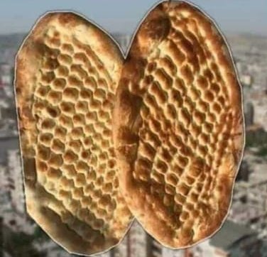 Türkiye'nin en kaliteli buğdayını üreten #Urfa'da en kalitesiz ekmeği yiyoruz!

Aldığın ekmeği fırının önünde yedin yedin eve geldiğinde yenmez hâle geliyor.

Batı illerinde bir hafta bekleyen ekmek bozulmuyor. 

#Urfa'da ilgili tüm kurumlar! ekmek kalitesi ile ilgili bir kriter