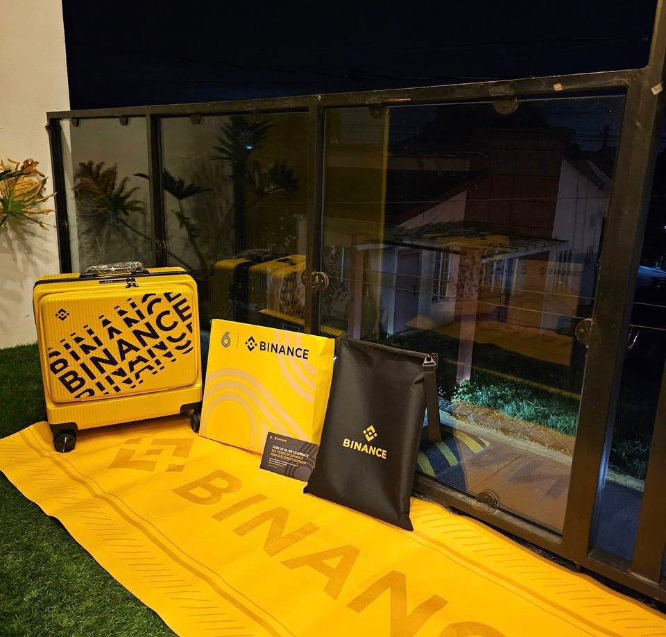 binance's tweet photo. A look at our #BinanceTurns6 merch!

📸 @AmirahBNBangel https://t.co/ozVZxO8UUk