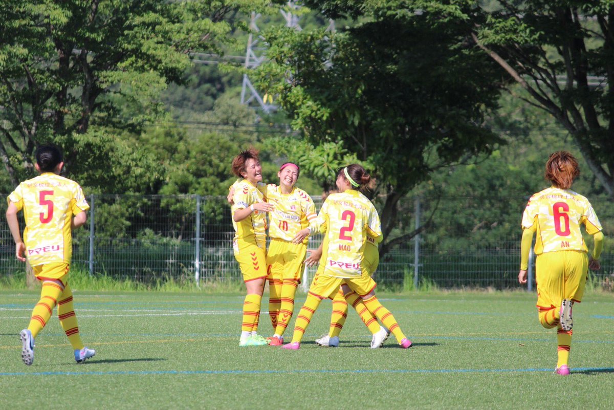 Lvina_mie's tweet photo. 今日は劇的な試合でした。
ラストプレーでゴール決めた時の写真です。
みんなの笑顔が素敵です⭐️ https://t.co/mYjN056SFJ