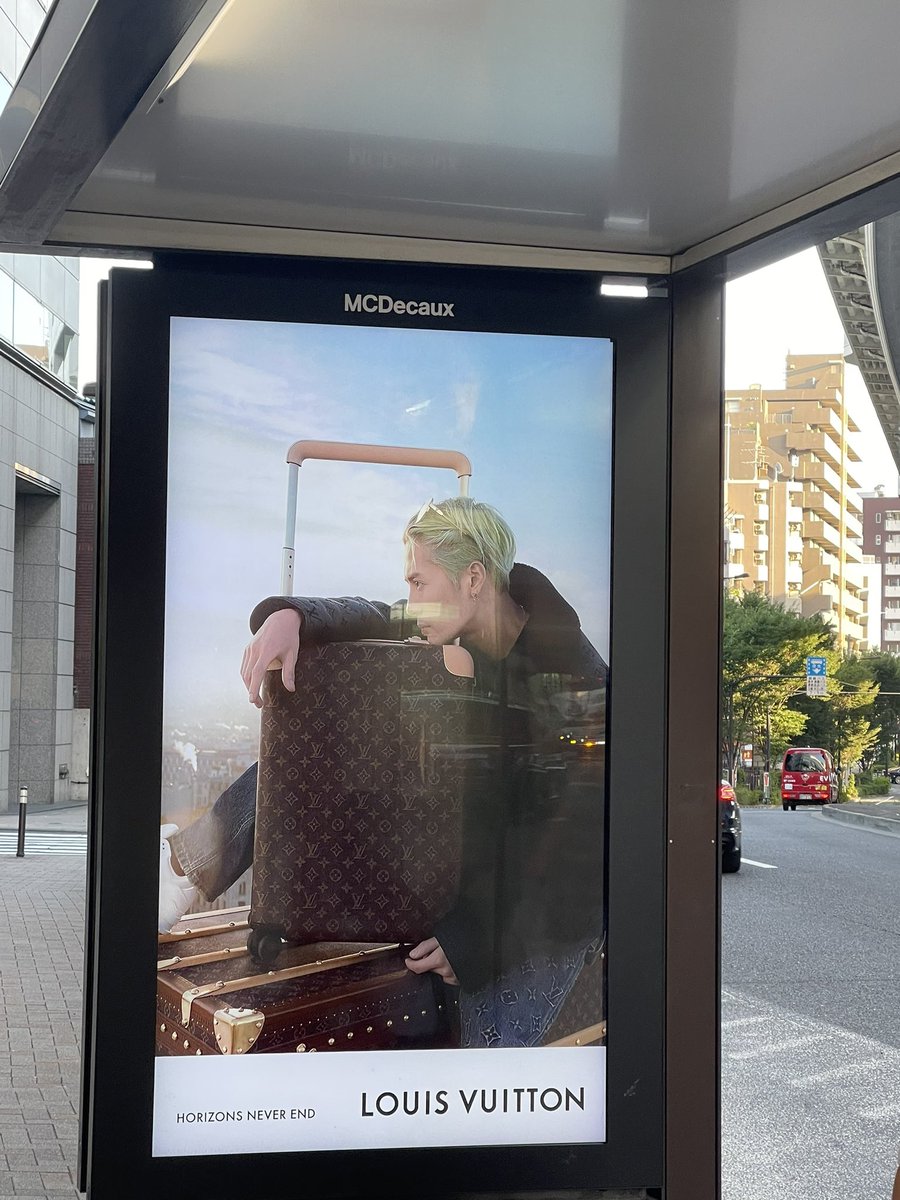 tau_suga's tweet photo. Jackson Wang for Louis Vuitton✨
東京都内“ジェク広告を巡るツアー”🏃‍♀️

📍東京オペラシティ南バス停🚌
(初台駅南口出て新宿方向へ)

”やみくもにバス停歩き“をした際に「もう1つ、もう1つ先まで」と頑張ったのに..。
あと1つ先まで行けば見つかっていたなんて〜😭💦

#JacksonWang #王嘉尔 #GOT7 https://t.co/4R0ccvkt7X